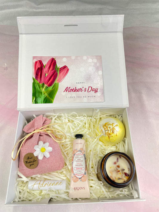 Custom Mother’s Day Gift Box for Mom – Personalized Spa Gift Set with Name, Candle & Bath Bomb